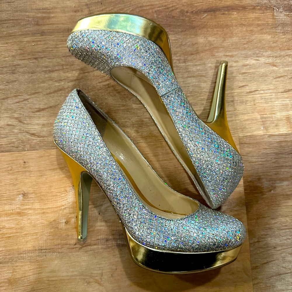 Perfect for homecoming or the holidays! Gently worn. Size runs a tad large